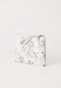 Sac à main zippé avec un motif de chatons blancs aux yeux bleus. Fabriqué en matériau lisse, il a une poignée blanche et une forme rectangulaire.