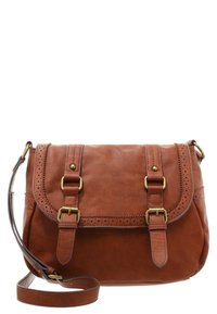 Borsa a tracolla in pelle marrone con patta, due fibbie decorative, dettagli perforati e una tracolla rimovibile.