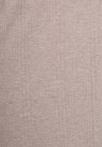 Světle růžová proužkovaná tkanina, měkká textura, jemné vertikální línie, rovnoměrné tkaní s mírnými barevnými odchylkami. Vhodné pro použití na oděvy.