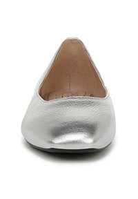 Scarpa piatta argento con finitura metallica liscia, punta affusolata e design a scollo basso. L'interno è di un beige chiaro e presenta una superficie texture.
