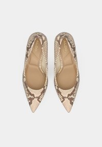 Ballerines à bout pointu avec une texture imitation peau de serpent en tons crème et marron, dotées d'un design à enfiler et d'un intérieur rembourré.