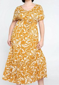 Żółta sukienka w kwiatowy wzór z krótkimi rękawami, ze sznurkiem w talii i falbaną na dole, wykonana z lekkiego, oddychającego materiału.