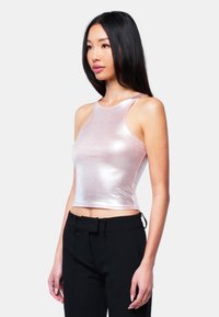 Helles rosa metallisches Crop-Top mit hohem Kragen, ärmellosem Design und taillierter Silhouette. Glatte Textur mit glänzendem Finish.