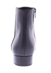 Botín negro de cuero con una superficie lisa, puntera redonda y un tacón bajo. Presenta un cierre con cremallera en el lateral y un diseño limpio y minimalista.