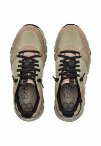 Pár tanových a béžových sportovních bot s černými tkaničkami, síťovanou tkaninou a silnými texturovanými podrážkami, z pohledu shora.