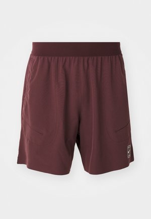 Burgunderfarvede atletikshorts lavet af letvægtsstof, med en elastisk talje, to sidelommer og et lille logo på den nederste side.