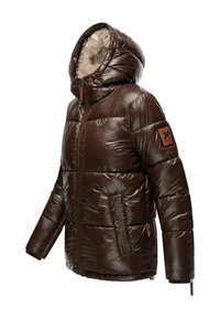 Hnedá padded bunda s kapucňou a umelou kožušinou. Má zips, bočné vrecká a logo nášivku na rukáve. Hladká textúra.