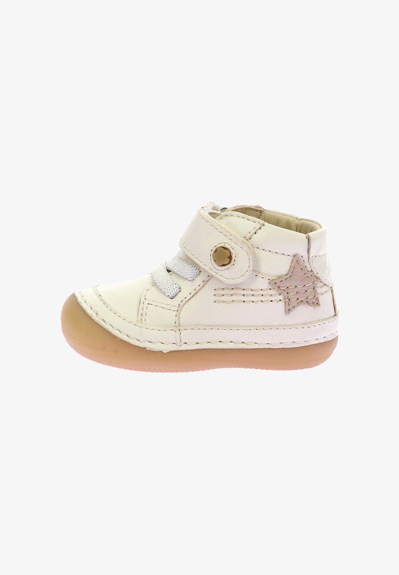 Stivale alla caviglia in pelle bianca con suola in gomma marrone, dettaglio decorativo a forma di stella, lacci elastici e chiusura con strap. Cuciture visibili sui lati.