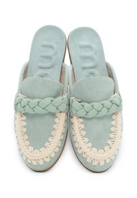 Scarpe slip-on in suede azzurro chiaro con cinturino intrecciato e cuciture decorative crema. Soletta imbottita per il comfort.