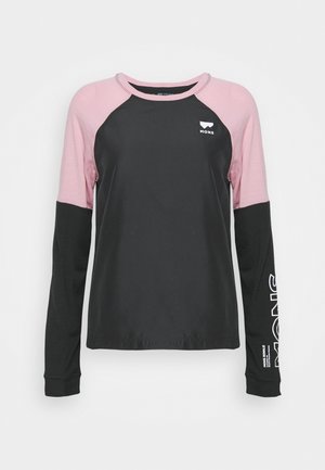 Langärmeliges Sportshirt mit schwarzem Körper, pinken Schultern und schwarzen Ärmeln; weißes "MONS"-Logo auf Brust und Ärmel.