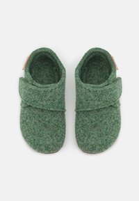 Zielone filcowe kapcie o prostym wzorze, z przewijaną paskiem i miękką teksturą. Skórzany detal na boku.