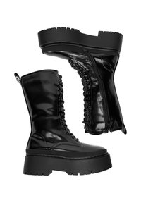 Bocanci de combatere din piele lucioasă neagră, cu o talpă groasă. Caracteristici: șireturi frontale, detalii cu fermoar și cusături contrastante.
