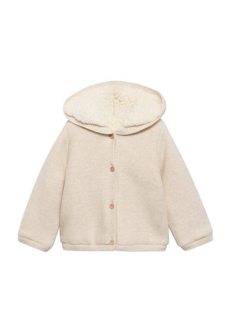 Jachetă bej căptușită cu fleece, cu glugă, având o textură răsucită, nasturi în față și mâneci lungi. Material moale și design casual.