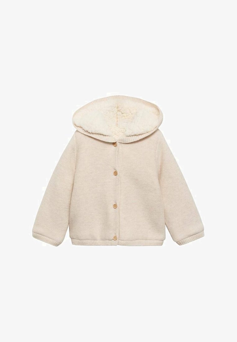 Bež jakna s flisom i kapuljačom, s rebrastom teksturom, prednjim gumbima i dugim rukavima. Mekani materijal i ležeran dizajn.