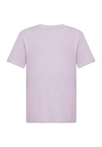 Šviesiai levandų spalvos trumpomis rankovėmis marškinėliai, pagaminti iš minkštos medvilnės, su apvalia iškirpte ir lygiu, vienspalviu audiniu be matomų papuošimų.