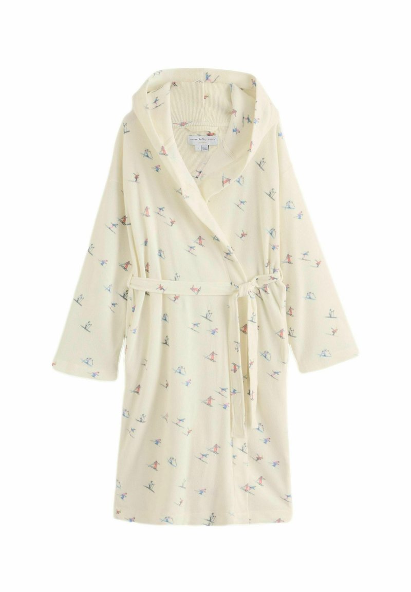 Krém színű kapucnis fürdőköntös kis színes síelő mintákkal és hozzáillő övvel, amelyet a deréknál kötöttek meg.