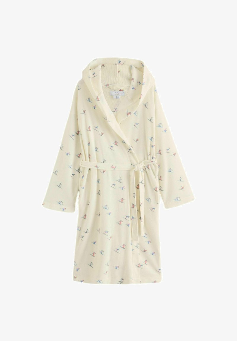 Krém színű kapucnis fürdőköntös kis színes síelő mintákkal és hozzáillő övvel, amelyet a deréknál kötöttek meg.