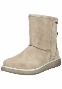 Botín de ante beige hasta el tobillo con puntera redondeada, detalles de costura y suela de goma texturizada. Cuenta con una discreta lengüeta en la parte posterior.