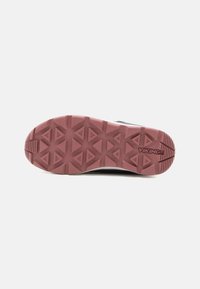 Suola di scarpa vichinga con una suola in gomma rossa texturizzata, caratterizzata da pattern triangolari e branding. La suola è progettata per garantire trazione e stabilità.