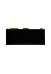Clutch in pelle verniciata nera con un design rettangolare elegante, tracolla in catena dorata e chiusura a scatto. Texture liscia, dettagli minimi.