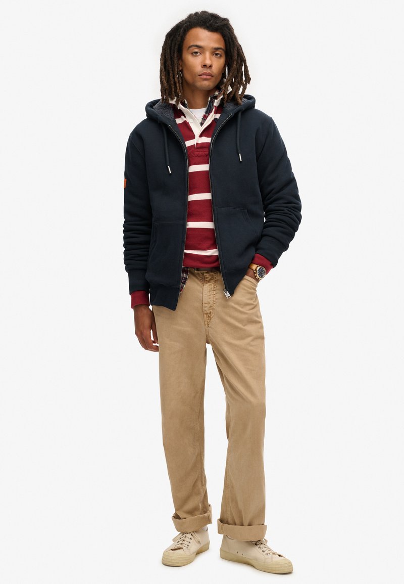 Superdry Felpa Con Cappuccio Uomo Foderata Borg – Eclipse Navy – Zip Integrale E Tasche Frontali