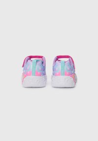 Zapatillas infantiles con una combinación de colores rosa y púrpura, adornadas con patrones de corazones, un talón acolchado y una suela blanca texturizada.