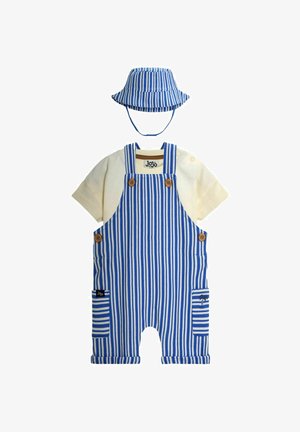 Sinise ja valge triibulise mustriga imikute overallid pruunide nööpidega, kombineeritud kreemika lühikeste varrukatega särgi ning sama triibulise lõuendi stiilis mütsiga, millel on lõua all rihm.