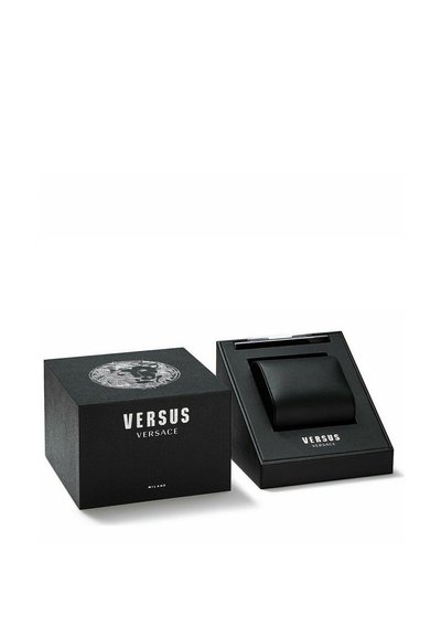 Čierna krabica s embosovaným logom Medusa. Vo vnútri sa nachádza čierna kožená peňaženka so značkou Versus Versace. Kompaktný a elegantný dizajn.