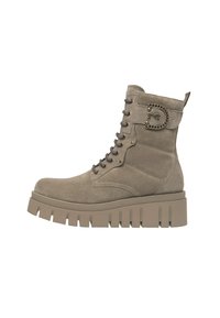 Bottes à chevilles en daim gris avec une semelle épaisse et striée. Présentent un laçage à l'avant, des accents sur les côtés et un détail décoratif en chaîne sur la tige.