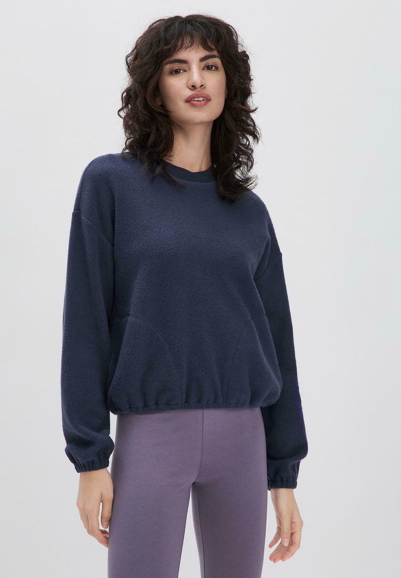 Marineblaue Fleece-Sweatshirt mit rundem Halsausschnitt, langen Ärmeln und gerippten Bündchen. Bietet eine lockere Passform und dezente Seitennähte.