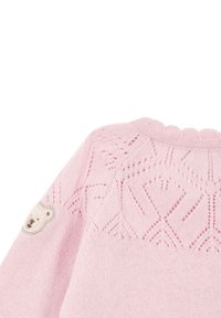 Maglione rosa chiaro lavorato a maglia con un motivo testurizzato, scollo ondulato e una testa di orso ricamata sulla manica sinistra.