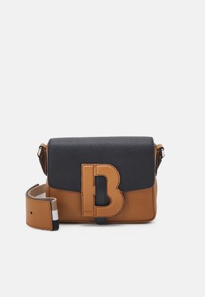 Bruine en zwarte leren crossbodytas met een voorklepje voorzien van een opvallend 'B' logo en een verstelbare riem. Textuurafwerking op de materialen.