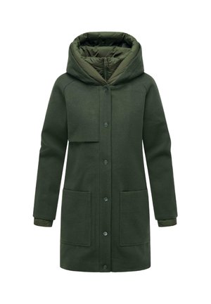 Manteau vert, de longueur intermédiaire, en tissu doux avec une capuche rembourrée, fermeture éclair à l'avant et deux grandes poches. Il dispose d'une fermeture à boutons et d'une finition texturée.