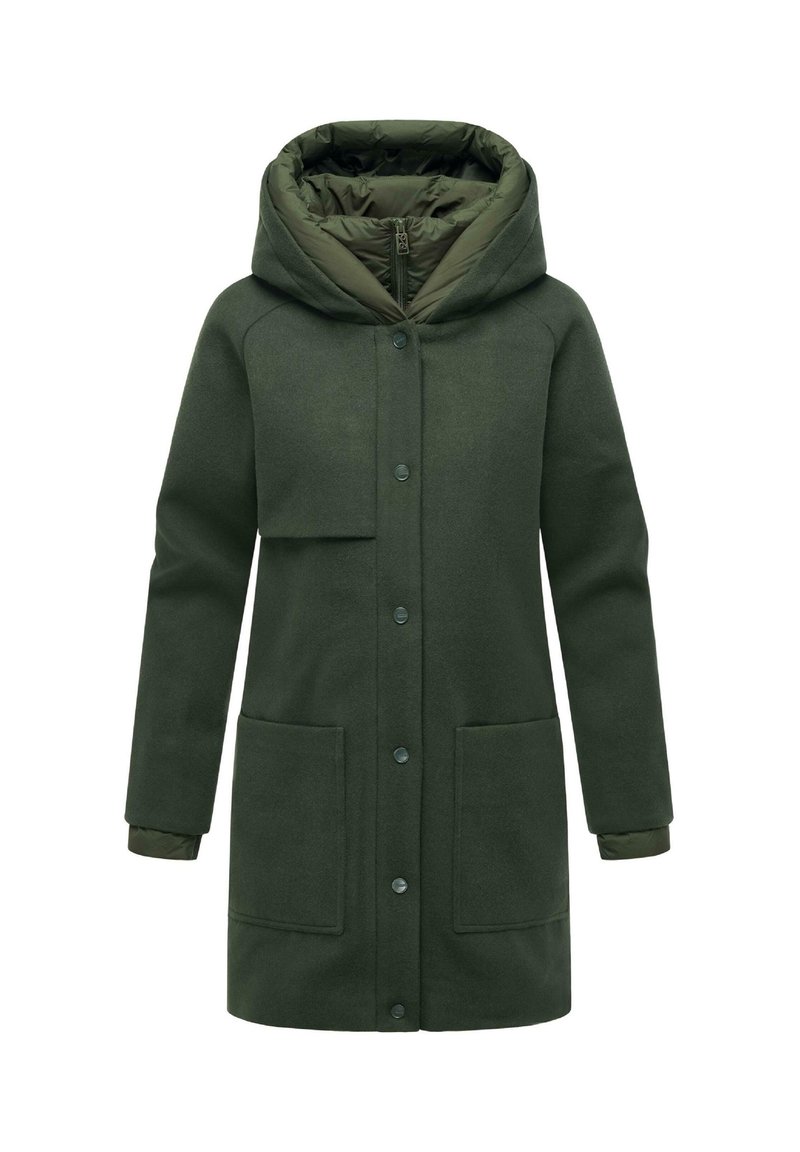 Manteau vert, de longueur intermédiaire, en tissu doux avec une capuche rembourrée, fermeture éclair à l'avant et deux grandes poches. Il dispose d'une fermeture à boutons et d'une finition texturée.