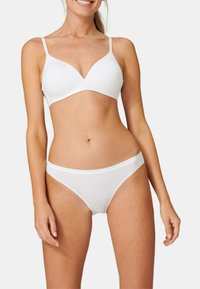 Witte bralette met dunne verstelbare bandjes en lichte padding, gecombineerd met bijpassende witte bikini briefs. Gladde, rekbare stof.