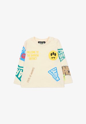 Camicia a maniche lunghe color crema con stampe grafiche in blu, rosso e giallo, con la scritta "Benvenuti nel Barrow District" e icone giocose.