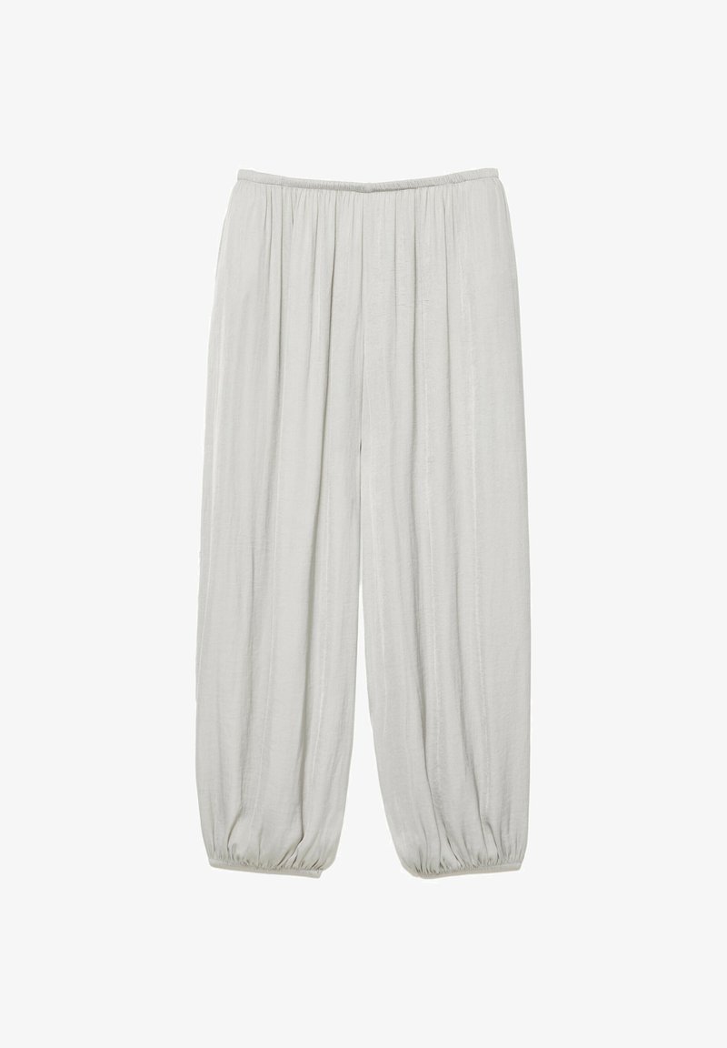 Pantalon ample gris clair avec une ceinture élastique et des poignets élastiques aux chevilles, fabriqué dans un tissu doux et fluide.