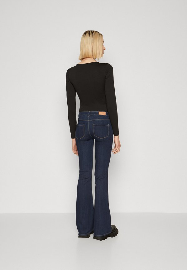 ONLHELLA LOW RETRO - Flared Jeans2
