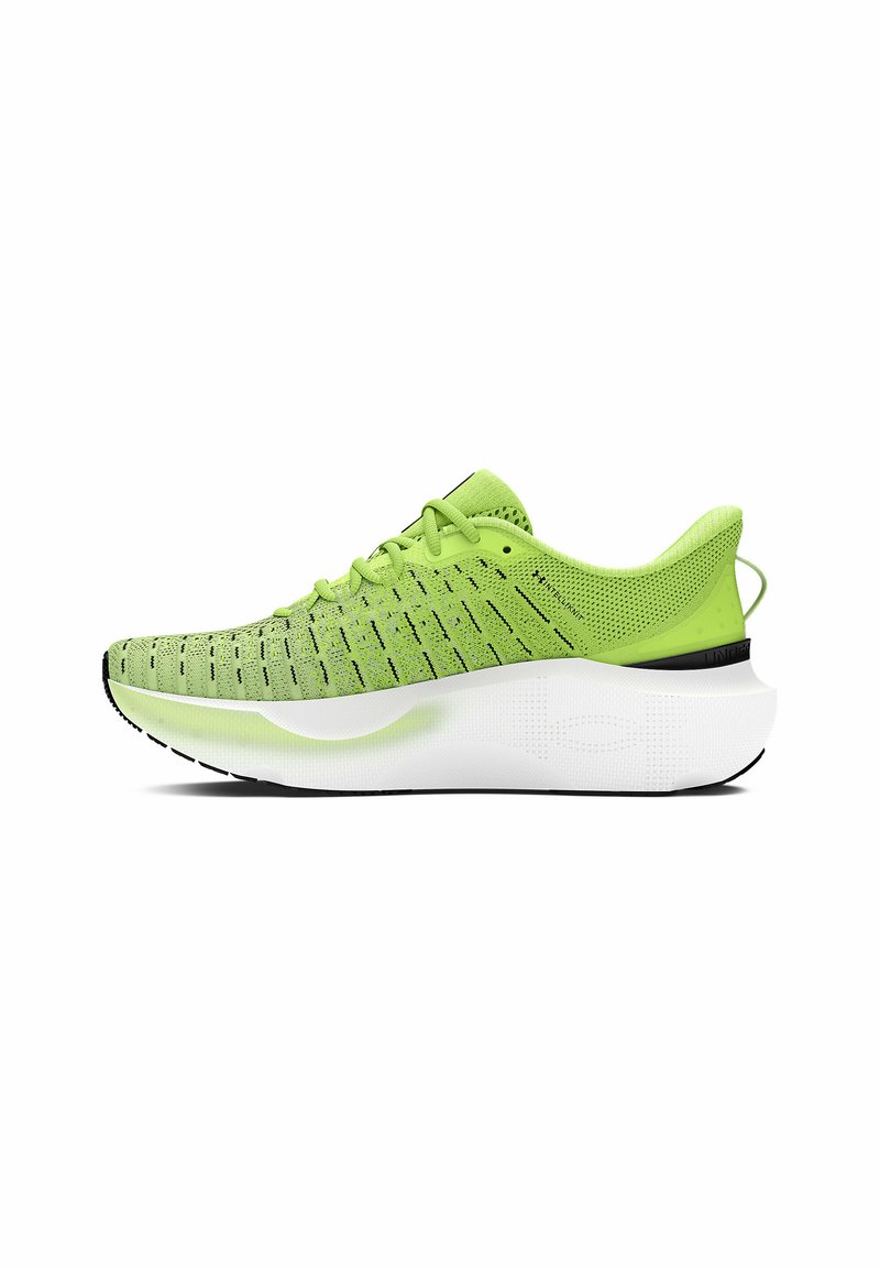 Baskets d'entraînement vert lime avec une tige en maille respirante, des accents noirs, une semelle blanche épaisse et des détails texturés pour une adhérence et un soutien.