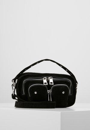 Sac à épaule noir texturé avec plusieurs compartiments zippés et petites poches avant, matériel argenté et une poignée courte sur le dessus.