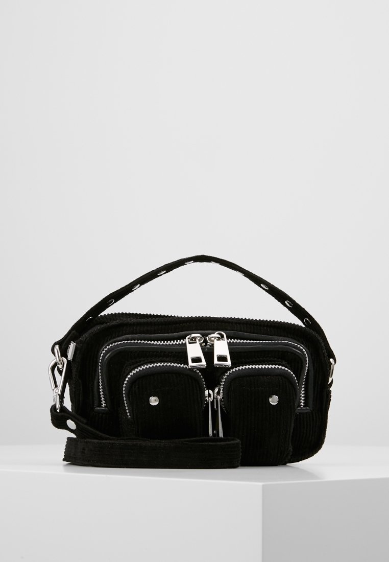 Sac à épaule noir texturé avec plusieurs compartiments zippés et petites poches avant, matériel argenté et une poignée courte sur le dessus.