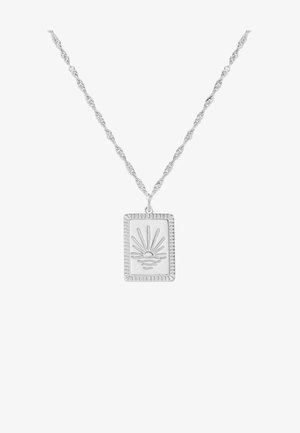 Sudraba kaklarota ar savērpētu ķēdi un taisnstūra piekariņu ar reljefinātu saules staru dizainu un teksturētu malu.