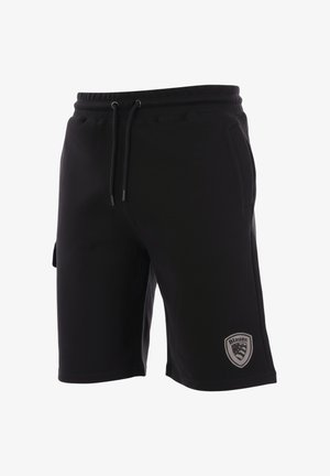 Pantalones cortos deportivos negros con cintura de cordón, bolsillos laterales y un parche con el logo de la marca Blauer en la pierna inferior derecha.