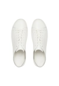 Zapatillas de cuero blanco con un acabado suave, puntera redondeada, cordones planos y un diseño minimalista. Presenta costuras y una suela de perfil bajo.