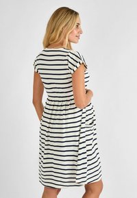 Gestreepte jurk met korte kapmouwtjes, een elastische taille en zijzakken. De stof is licht van kleur met marineblauwe strepen.
