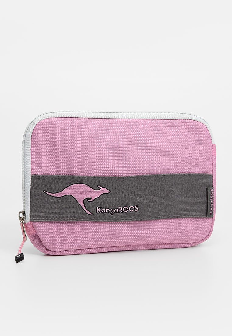 Pochette rosa con zip realizzata in tessuto testurizzato, caratterizzata da una banda grigia con un logo di canguro ricamato e un bordo bianco sulla zip.