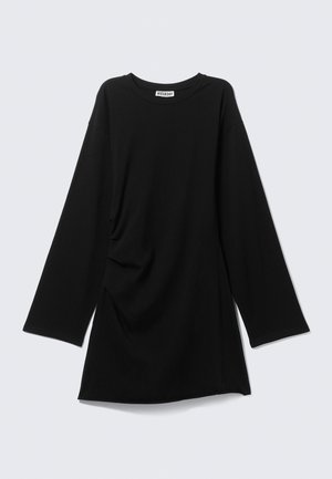 Zwarte langek mouwen top met een ronde hals, gedrapeerde zijde detail en een ontspannen fit. Gemaakt van zachte stof, met minimale naden en zonder patronen.