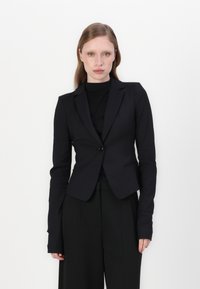 Černý přizpůsobený blazer s jednobotonovým zapínáním, klopovými límci a dlouhými rukávy. Vyrobený z hladké látky, s přizpůsobenými liniemi a kapsami.