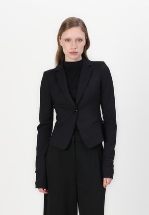 Černý přizpůsobený blazer s jednobotonovým zapínáním, klopovými límci a dlouhými rukávy. Vyrobený z hladké látky, s přizpůsobenými liniemi a kapsami.