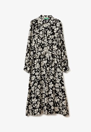 Zwarte bloemenjurk met lange mouwen, een knoopsluiting aan de voorkant en een tailleband. Gemaakt van een soepele stof met een wit bloemenpatroon door het hele ontwerp.